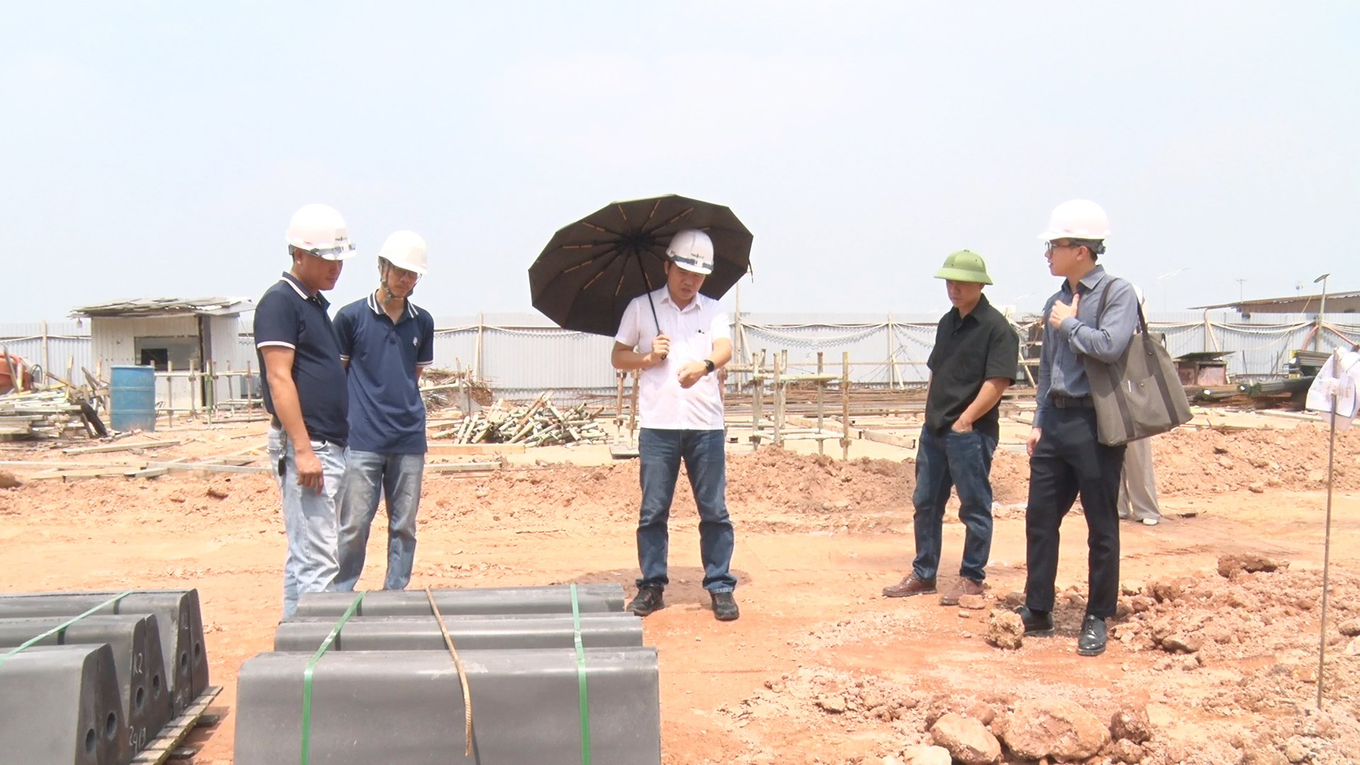 Ban lãnh đạo Công ty Cổ phần TNG land kiểm tra tiến độ thi công Dự án Nhà ở xã hội - Khu dân cư Đại Thắng, phường Đồng Tiến.