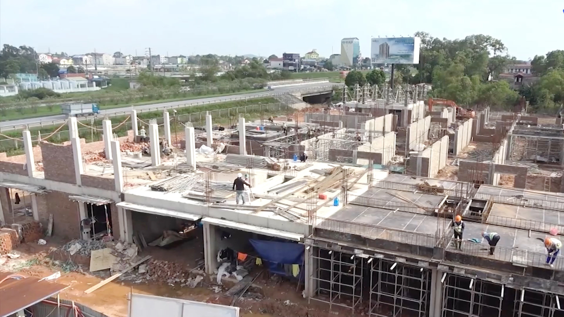 Lực lượng Công nhân, phương tiện máy móc triển khai thi công các hạng mục Dự án Nhà ở xã hội - Khu dân cư Đại Thắng, Phường Đồng Tiến.