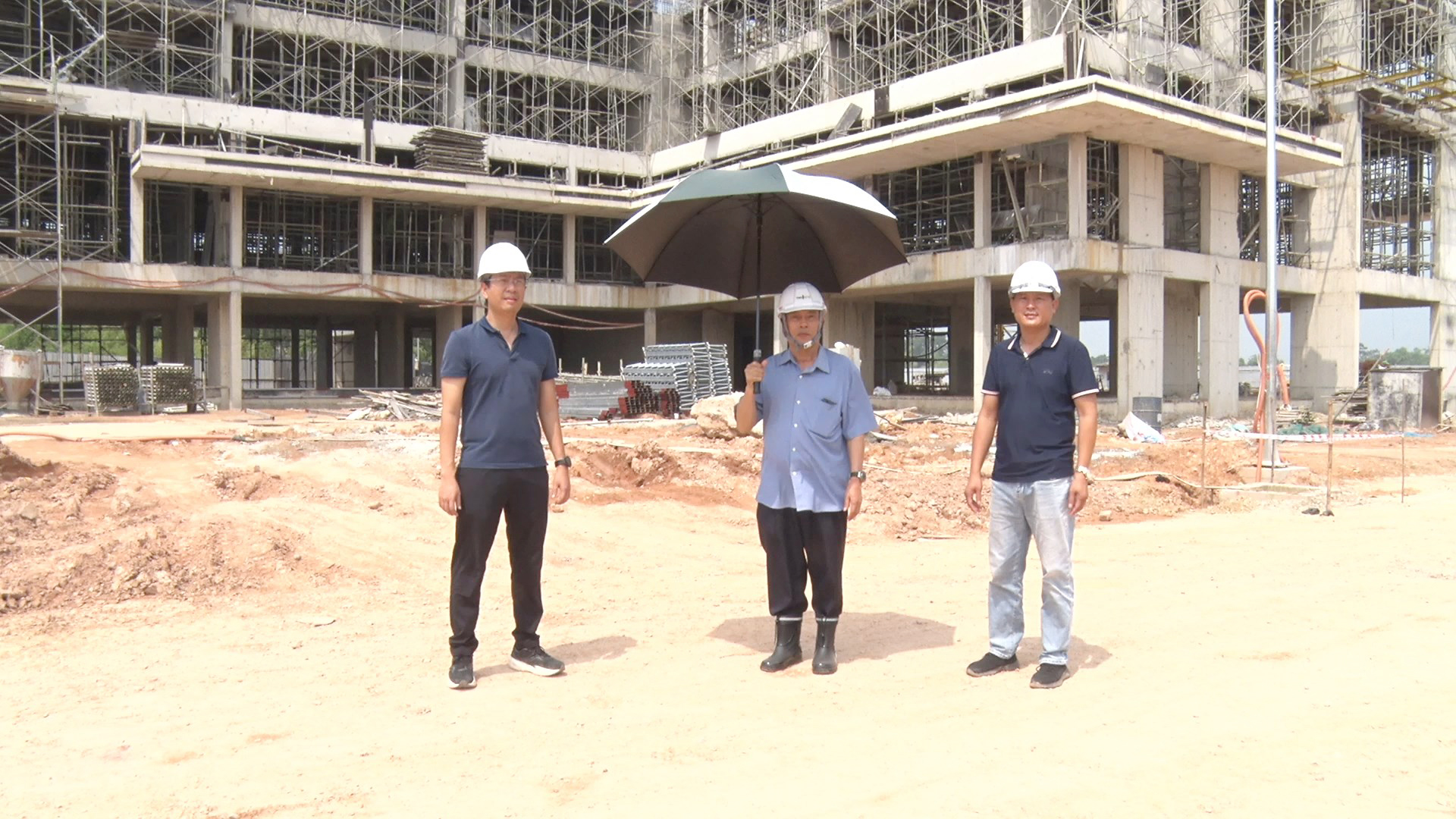Ông Nguyễn Văn Thời, (Đứng giữa) Chủ tịch Hội đồng quản trị Công ty CP Đầu tư và Thương mại TNG kiểm tra, chỉ đạo công tác thi công Dự án Nhà ở xã hội - Khu dân cư Đại Thắng, phường Đồng Tiến.